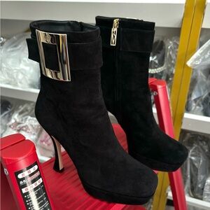 🚩steal authentic Roger Vivier Black Heeled Boots with Gold Accent